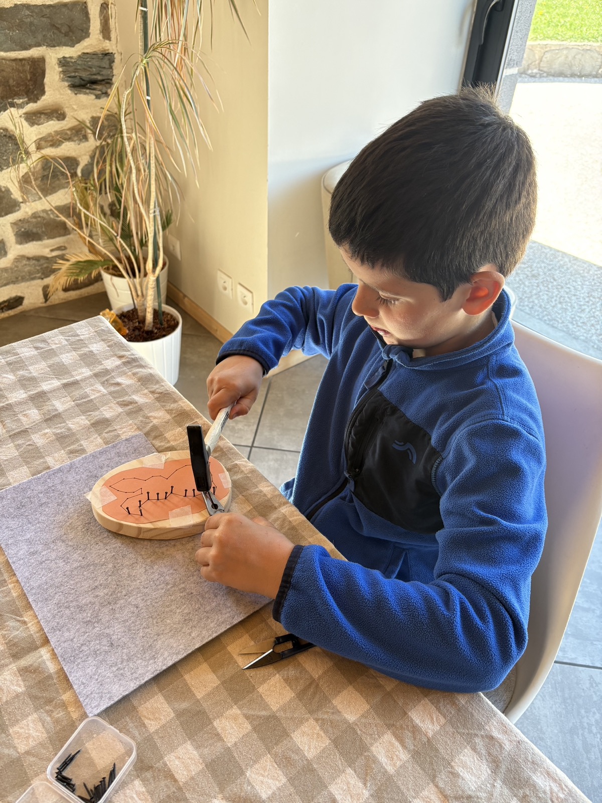 Création string art réalisée lors d'un atelier enfants - L'Atelier Fachines