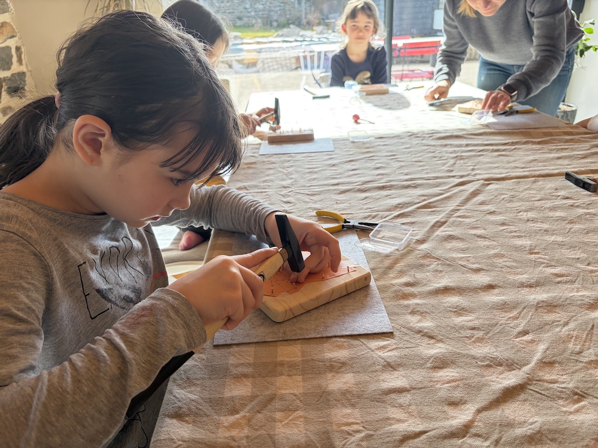 Création string art réalisée lors d'un atelier enfants - L'Atelier Fachines