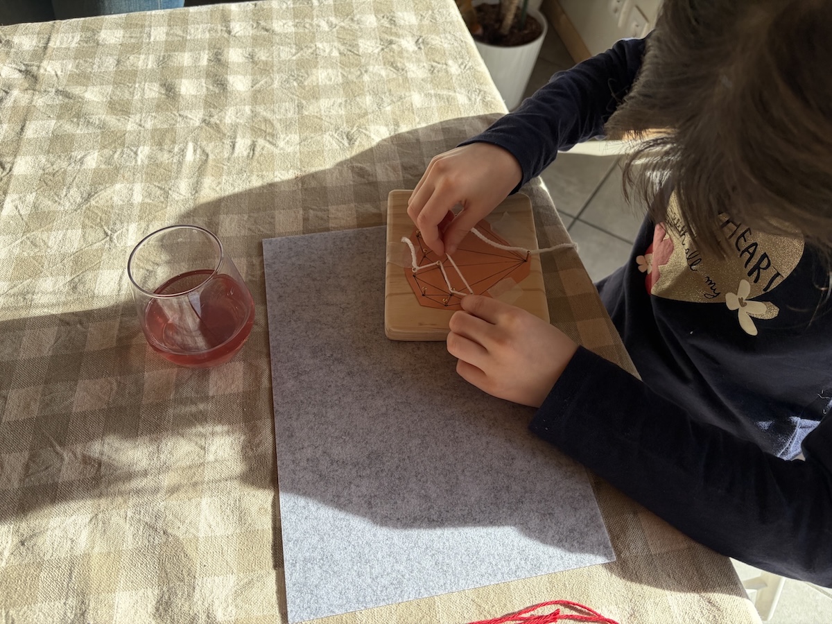 Création string art réalisée lors d'un atelier enfants - L'Atelier Fachines