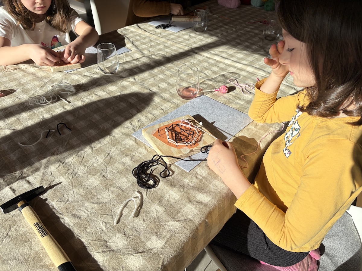 Création string art réalisée lors d'un atelier enfants - L'Atelier Fachines