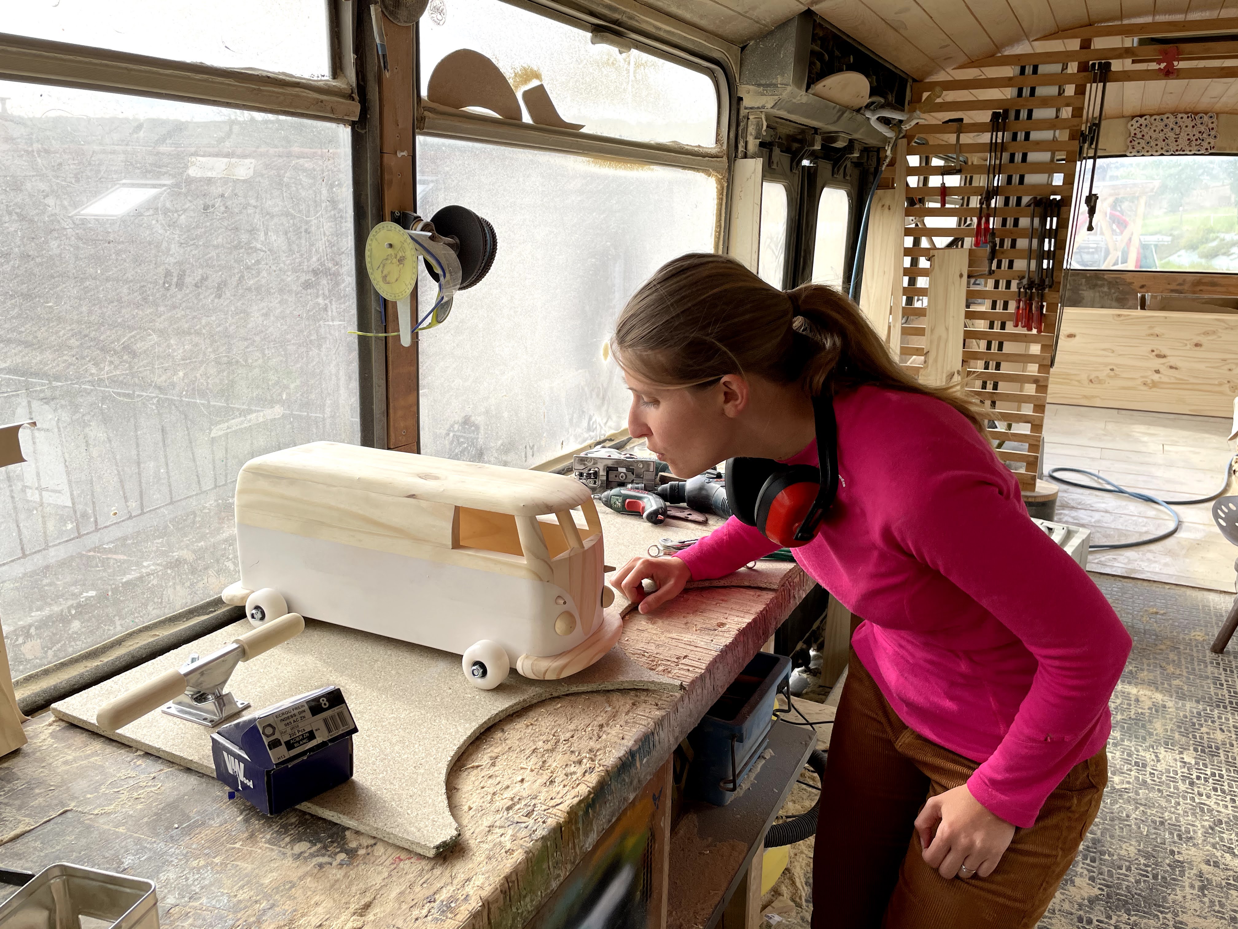 Artisan créant une décoration string art sur bois - Atelier Fachines Haute-Loire